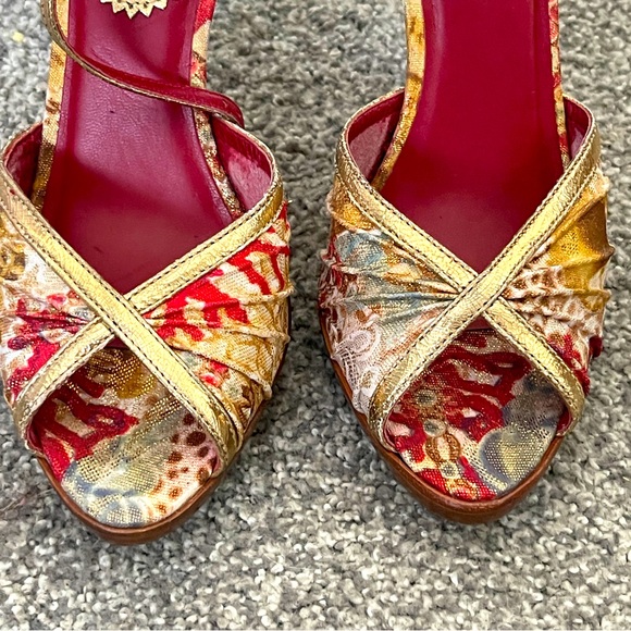 ALDO BARELY WORN SIZE 38 GOLD ACCENT PUMPS - Picture 6 of 8